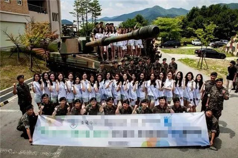 当性感女团遇到韩国士兵，少不了一场原始大狂欢21